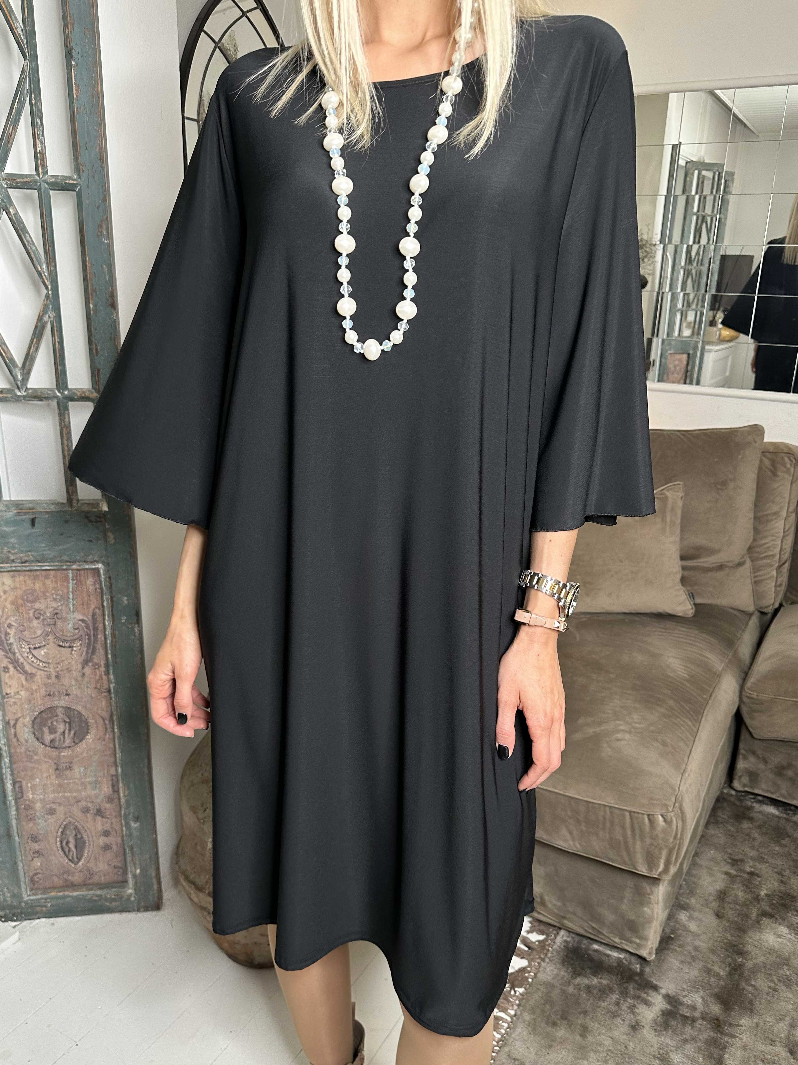 Noemi - Lös enfärgad klänning med vida ärmar